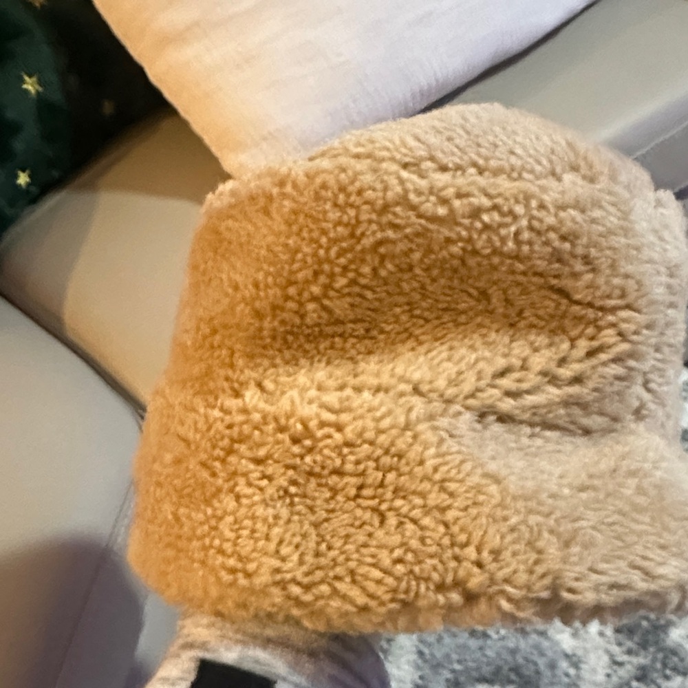 ALO Yoga Cream Sherpa Bucket Hat - Picture 4 of 4